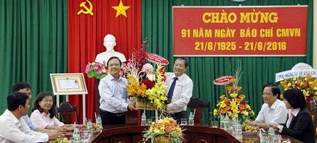 Bí thư Tỉnh ủy Trần Văn Rón gửi lẵng hoa chúc mừng Ban Biên tập, phóng viên, CBCC Báo Vĩnh Long