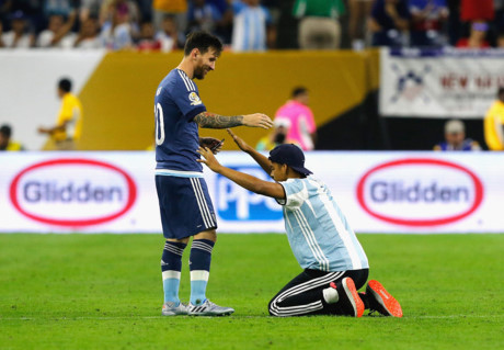 Trong trận bán kết đầu tiên với ĐT Mỹ, đã có 1 CĐV chạy vào sân và quỳ lạy Messi.