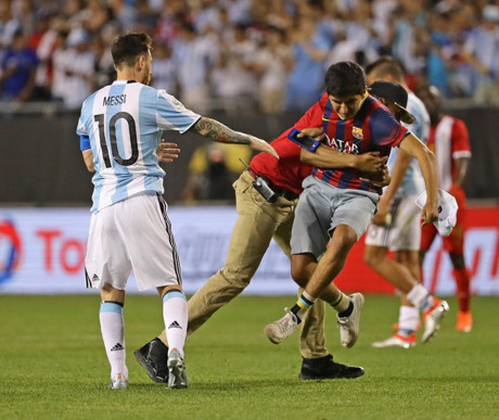 Không chỉ ở trận này, trong trận gặp Panama ở vòng bảng, Messi cũng gặp tình cảnh tương tự khi có 1 CĐV mặc áo Barca chạy vào sân để có cơ hội chạm vào thần tượng.