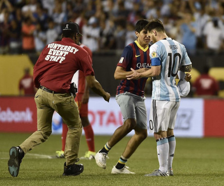 CĐV xúc động khi được chạm vào Messi.