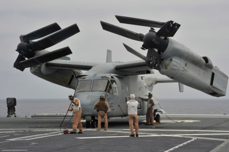V-22 Osprey còn có khả năng gấp gọn 2 cánh quạt, giúp tiết kiệm diện tích đỗ trên các tàu sân bay. (Ảnh: ytimg)