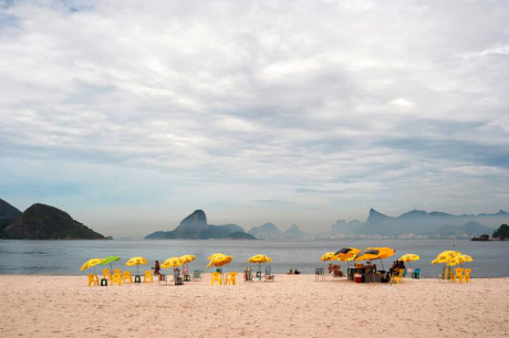 Bãi biển Icarái ở Rio de Janeiro, Brazil với những vách đá dựng đứng dọc theo bờ biển là nơi nghỉ dưỡng tuyệt vời. (Nguồn: Nat Geo)