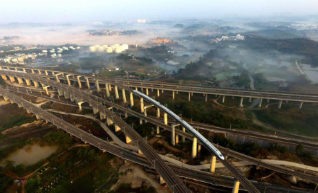 Một con tàu cao tốc băng qua cây cầu ở ở Nam Ninh, thủ phủ của khu tự trị Choang Quảng Tây, miền nam Trung Quốc. Dịch vụ đường sắt tốc độ cao lần đầu tiên được giới thiệu ở Trung Quốc năm 2007 và hiện nước này có hệ thống đường sắt lớn nhất thế giới. (Nguồn: Nat Geo)
