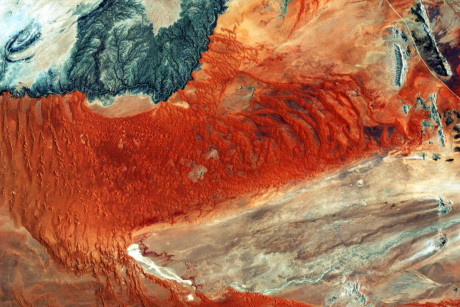 Hình ảnh vệ tinh này cho thấy các đặc điểm địa lý của khu vực xung quanh Vườn quốc gia Namib-Naukluft ở miền trung tây Namibia. Vùng màu cam tươi sáng được tạo nên từ các cồn cát chứa sắt bị ôxy hóa. (Nguồn: Nat Geo)