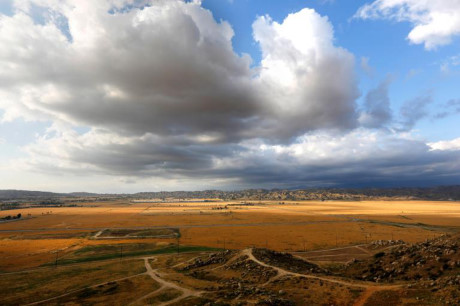 Mây cuộn qua một cánh đồng ở Moreno Valley, một thành phố với dân số 200.000 người ở miền Nam California. (Nguồn: Nat Geo)