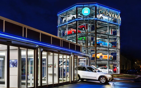 Chiếc máy bán ô ô tự động mang tên Carvana, trông giống như một tòa nhà 5 tầng, lắp hoàn toàn bằng kính.