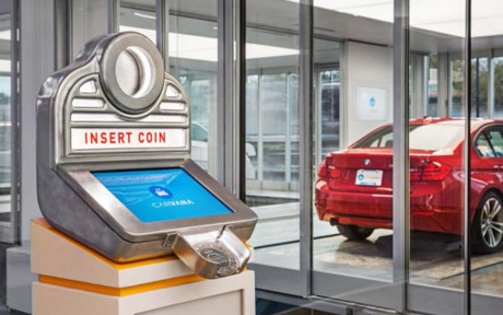 Ở đó, khách sẽ chọn ra tên mình từ một quầy dịch vụ ngay trong cỗ máy khổng lồ và nhét đồng tiền giả của Carvana để khởi động máy.