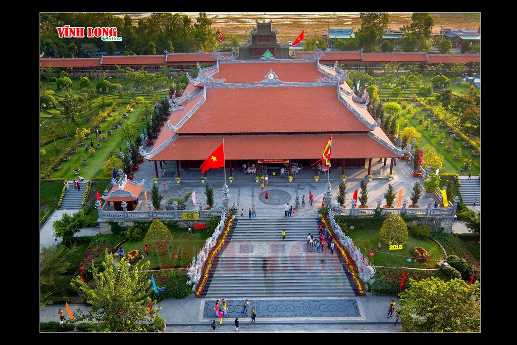 Qua cổng chính khoảng 100m là đền thờ Nam Phương Linh Từ, diện tích 509m2, có 7 gian, 2 chái, 3 lòng