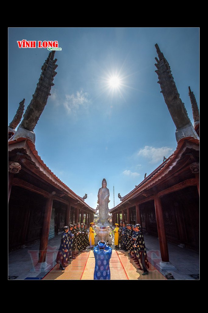  Sau điện thờ là nơi đặt tượng Phật Bà Quan Âm và Phật Thích Ca  là nơi du khách thể hiện sự tôn kính tâm linh của mình