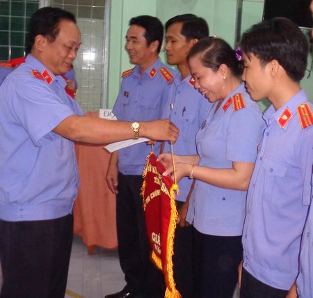 Ông Trần Đắc Chiến- Viện trưởng VKSND tỉnh trao giải thưởng đội đạt giải  nhất