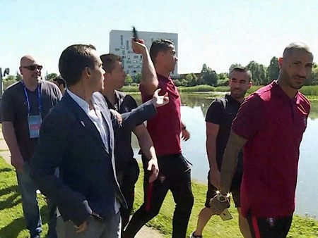 Ronaldo mang micro của phóng viên xuống hồ. (Nguồn: cmjorna)