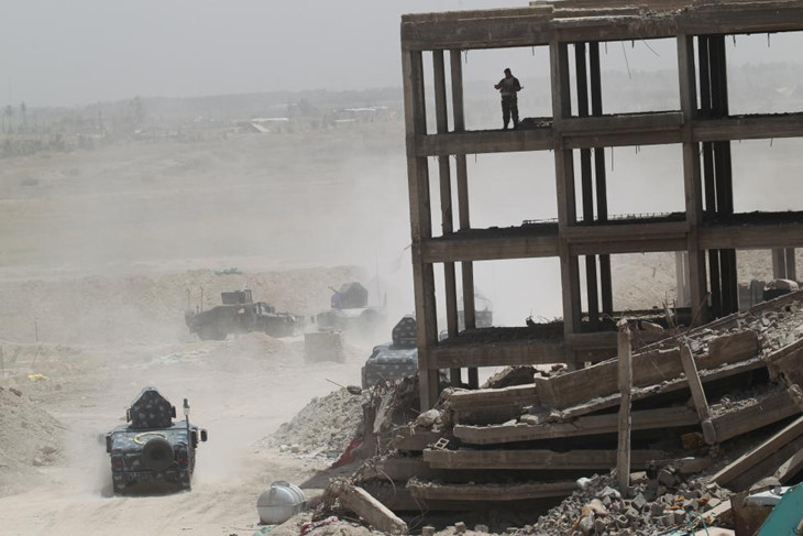 Xe quân sự Iraq ở ngoại ô thành phố Fallujah, Iraq.