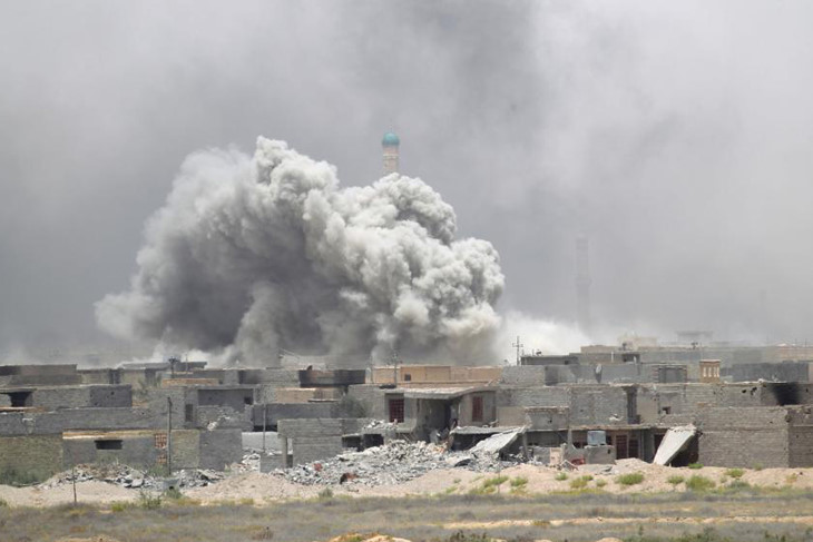 Khói bốc lên từ các vụ đụng độ với chiến binh IS ở Fallujah.
