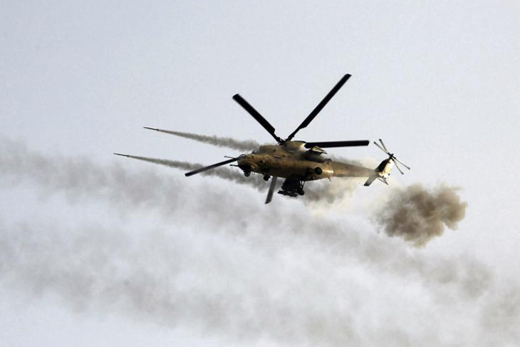 Trực thăng phóng tên lửa trong các cuộc đụng độ với chiến binh IS ở Saqlawiya, phía bắc Fallujah.