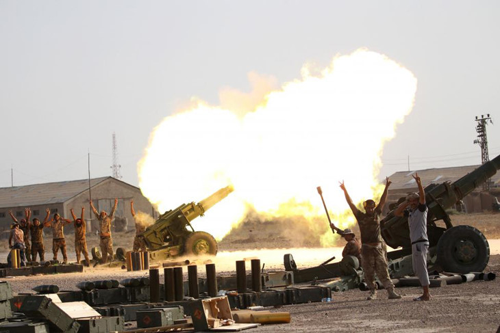 Quân Iraq và các chiến binh Shiite bắn pháo về phía phiến quân IS gần Fallujah.