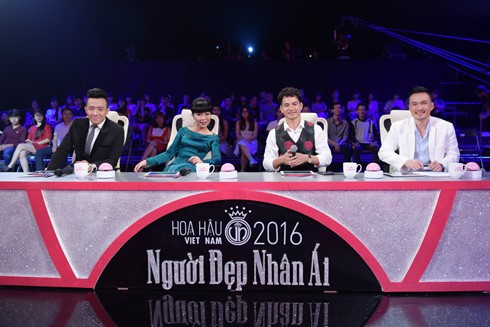 Ban bình luận gồm: nghệ sĩ Trấn Thành, Xuân Bắc, diễn viên Chi Bảo và nhà báo Trác Thúy Miêu.