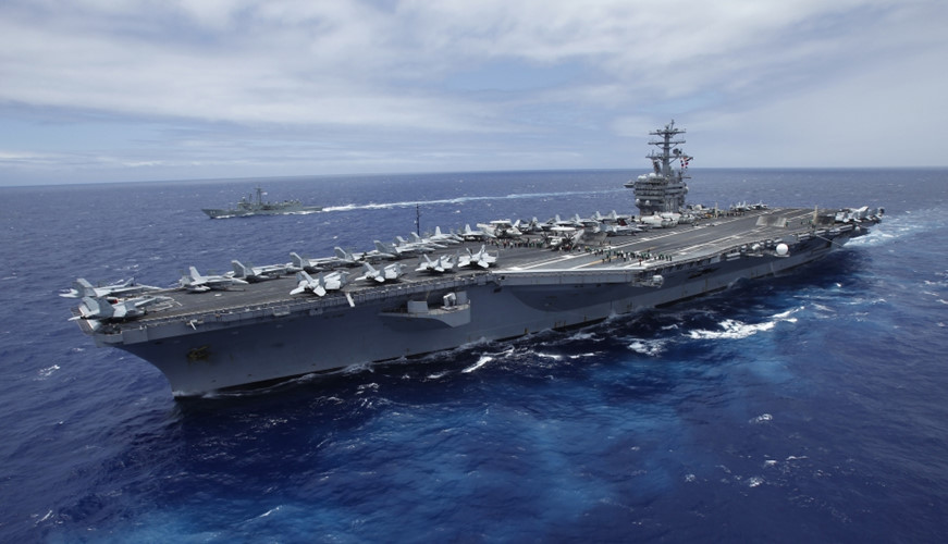 Tàu USS Nimitz của Mỹ cũng có khối lượng giãn nước 100.000 tấn, chiều dài 332m và có thể mang theo 80 máy bay cánh cứng bao gồm các chiến đấu cơ F/A 18 Super Hornet cùng nhiều loại máy bay trực thăng và các loại tên lửa đối hạm. Ảnh Military Today