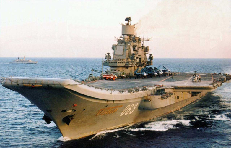 Tàu sân bay Đô đốc Kuznetsov của Nga dù nhỏ hơn các siêu tàu sân bay khác của Mỹ nhưng có thể mang theo rất nhiều vũ khí tấn công cực mạnh bao gồm các loại tên lửa dẫn đường. Ngoài ra, tàu này có thể mang theo 40 máy bay cánh cứng như Su-33 hay trực thăng Ka-27. Tàu có lượng giãn nước là 60.000 tấn, chiều dài 305m. Ảnh Military Today