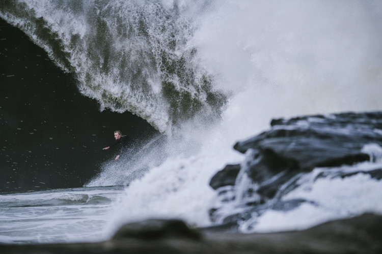 Một con sóng đổ xuống Bierke nhưng anh vẫn bình tĩnh đối phó và hoàn thành bài thi xuất sắc. (ảnh: Red Bull Content Pool).