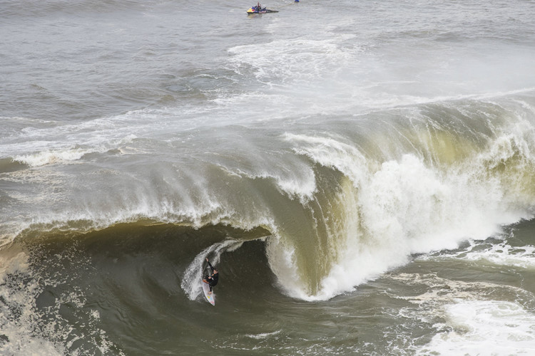 Mark Mathews, ban tổ chức cuộc thi cho biết, các vận động viên đã phải đối mặt với những con sóng mạnh mẽ nhất và nguy hiểm nhất. (ảnh: Red Bull Content Pool).