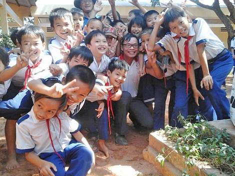 Niềm vui của anh Nguyễn Thanh Tuấn là mang nụ cười đến học sinh nghèo.