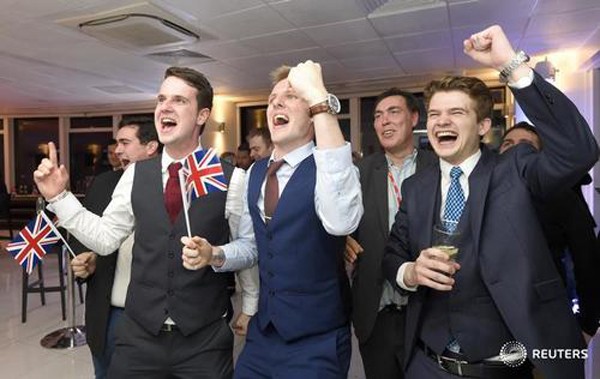 Những người ủng hộ Anh rời EU tại London vui mừng khi biết kết quả. Ảnh: Reuters