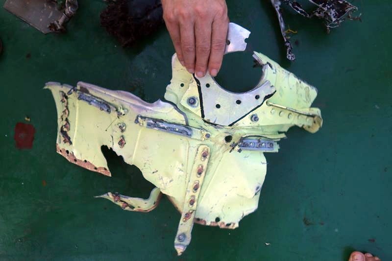 Các mảnh vỡ của buồng lái, thân máy bay Su 30-MK2 được vớt lên