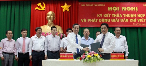 Ông Thuận Hữu- Chủ tịch Hội Nhà báo Việt Nam và ông Sơn Minh Thắng- Phó Trưởng ban Thường trực Ban Chỉ đạo Tây Nam bộ ký kết biên bản thỏa thuận chương trình phối hợp.