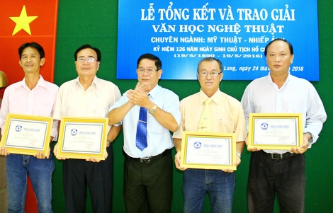 Ông Hứa Văn Chiến- Chủ tịch Hội Văn học Nghệ thuật tỉnh trao bằng chứng nhận cho các tác giả đạt giải.