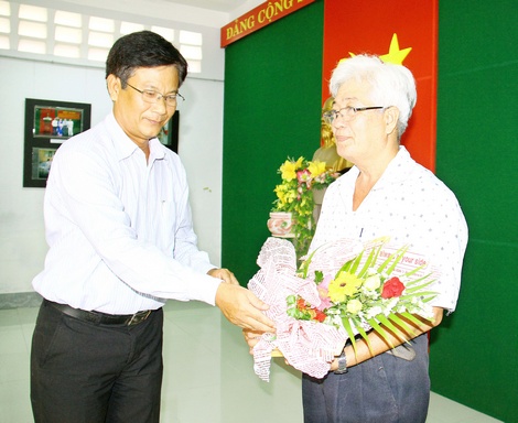 Ông Lê Thanh Tuấn- Giám đốc Sở Văn hóa Thể thao Du lịch tỉnh trao giải nhất cho tác giả Trần Minh Thái đạt giải nhất mỹ thuật. 