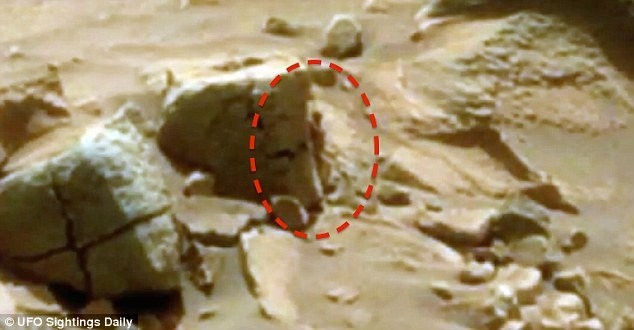 Sinh vật bí ẩn được cho là đứng cạnh một tảng đá trên sao Hỏa.
