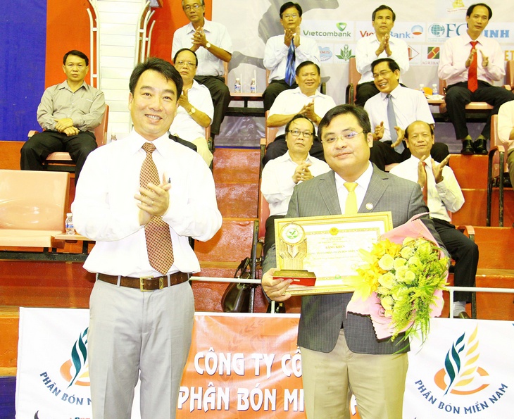 Phó Chủ tịch UBND tỉnh- Lữ Quang Ngời tặng kỷ niệm chương và bằng khen của UBND tỉnh Vĩnh Long cho nhà tài trợ chính của giải.