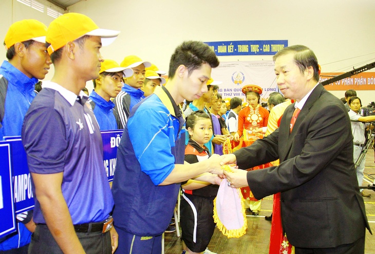 Ông Rat Sokhorn- Phó Chủ tịch Liên đoàn Bóng bàn Châu Á kiêm Chủ tịch LĐBB Đông Nam Á tặng hoa và trao cờ lưu niệm cho các đoàn VĐV tham dự giải.