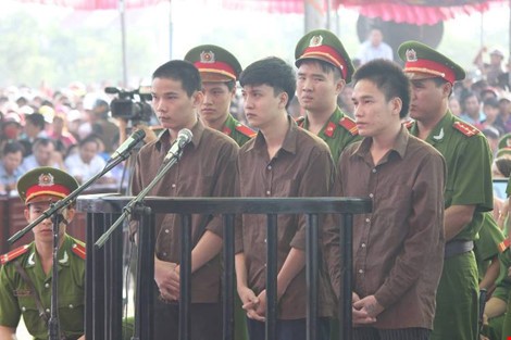 Nguyễn Hải Dương (giữa) cùng hai đồng phạm tại phiên xét xử sơ thẩm