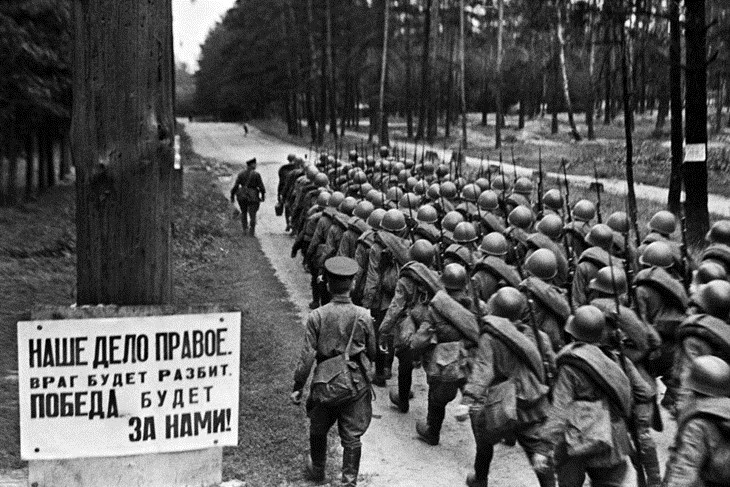 Các tân binh Xô viết ra mặt trận trong đợt huy động lực lượng vào ngày 23/6/1941.