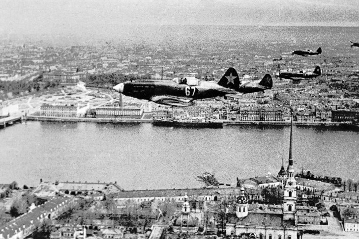 Máy bay tiêm kích Liên Xô bay phía trên pháo đài Peter và Paul ở Leningrad.