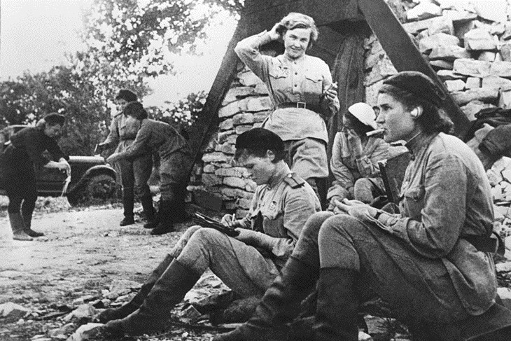 Các nữ phi công Xô viết thuộc trung đoàn không quân Cận vệ 46 gần một căn hầm.