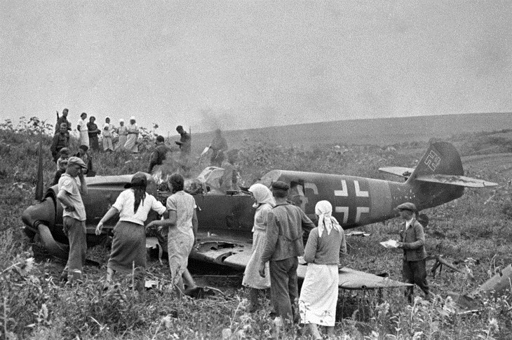 Các nông trang viên tập thể kiểm tra một máy bay Đức bị bắn hạ.