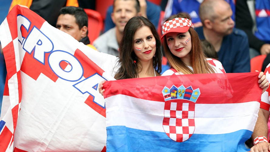 Các nữ cổ động viên của Croatia.