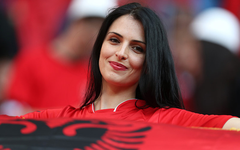 ​Nữ CĐV xinh đẹp của Albania.