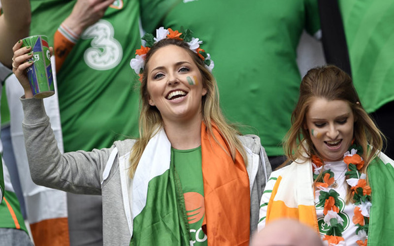 ​Hai nữ CĐV của CH Ireland.
