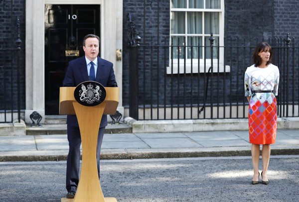 Thủ tướng Anh phát biểu trước báo giới phía ngoài văn phòng. Ảnh: Reuters