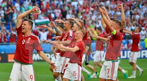 Các cầu thủ đội Hungary ăn mừng sau khi đoạt vé vào vòng 1/8.