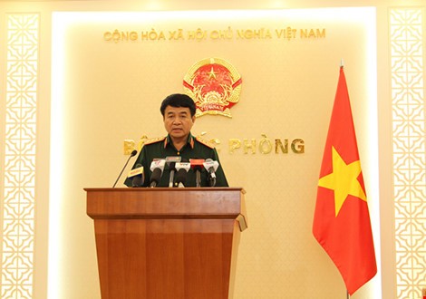 Thượng tướng Võ Văn Tuấn - Phó Tổng tham mưu trưởng Quân đội nhân dân Việt Nam thông báo kết quả tìm kiếm hai máy bay Su-30MK và Casa 212 từ ngày 14-6 đến nay. Ảnh: Bộ Quốc phòng