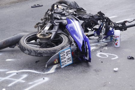 Chiếc xe mô tô bị hư hỏng gần như hoàn toàn, còn nằm tại hiện trường.