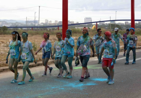 Nhóm bạn trẻ được phủ đầy màu sắc trên đường chạy