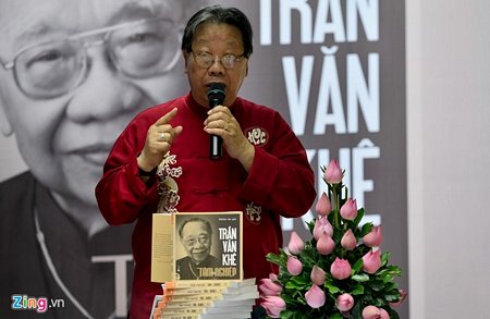 Giáo sư Trần Quang Hải - con trai trưởng của Giáo sư Trần Văn Khê xúc động phát biểu tại buổi giao lưu. Ảnh: Lê Quân