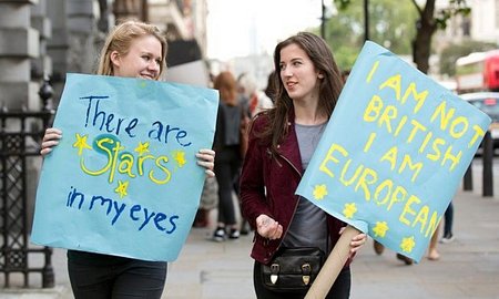 Gần 3 triệu người đang kêu gọi Chính phủ Anh tổ chức lại cuộc trưng cầu dân ý về việc rời hay ở lại EU. (Ảnh: The Guardian)