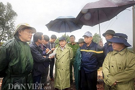 Ông Đoàn Văn Việt - Chủ tịch UBND tỉnh Lâm Đồng trực tiếp chỉ đạo công tác cứu hộ.