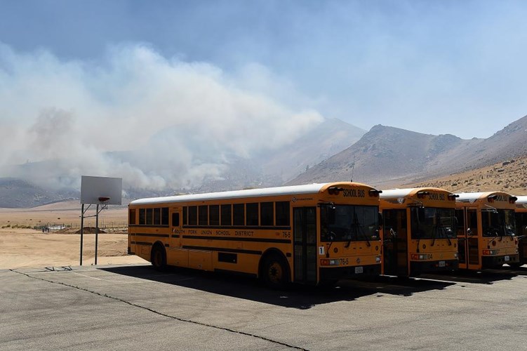 Hình ảnh đám cháy Erskine gần Weldon, California. Nhiệt độ cao kèm theo thảm thực vật khô ở đây khiến ngọn lửa trở nên dữ dội hơn.